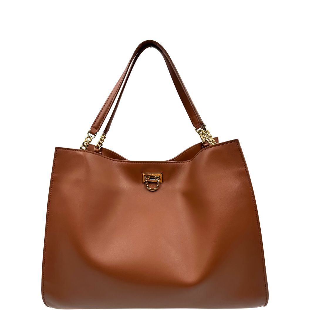 Front, Borsa Tote Salvatore Ferragamo in pelle marrone cognac e manici in pelle con inserti in catena, hardware dorato. Indossabile a spalla.