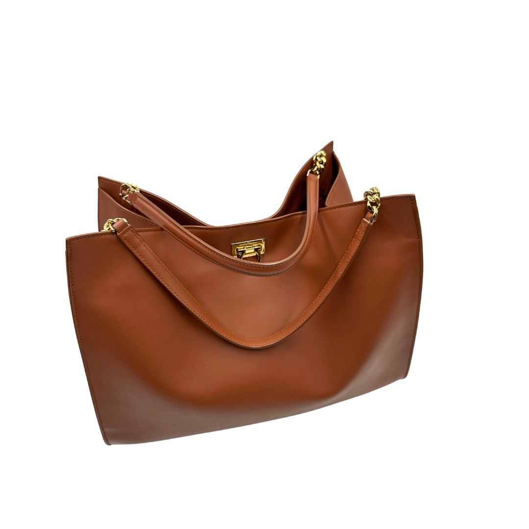 Manici, Borsa Tote Salvatore Ferragamo in pelle marrone cognac e manici in pelle con inserti in catena, hardware dorato. Indossabile a spalla.