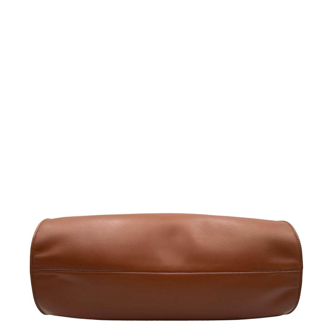 Base, Borsa Tote Salvatore Ferragamo in pelle marrone cognac e manici in pelle con inserti in catena, hardware dorato. Indossabile a spalla.