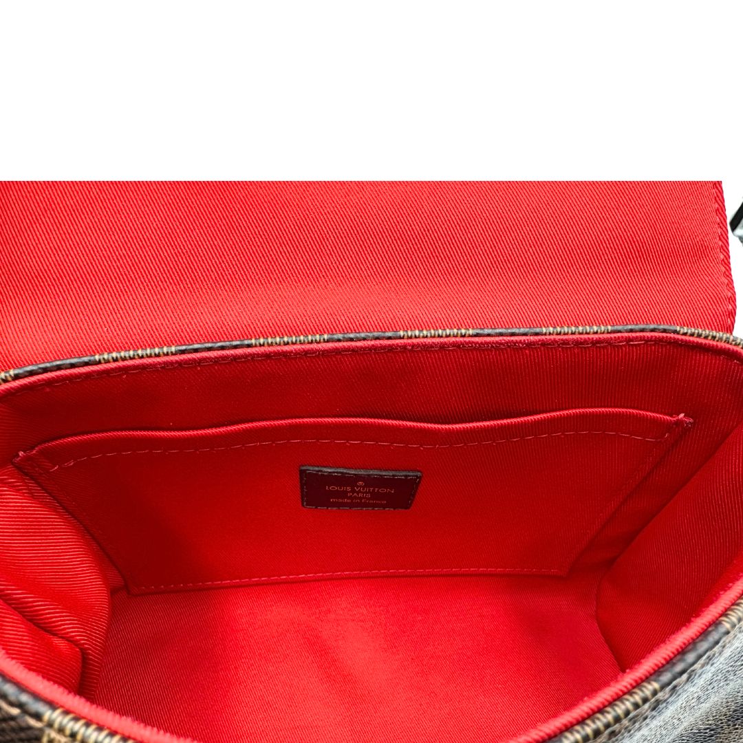 interno Borsa LV in canvas Damier Ébène impreziosita da nappa decorativa amovibile, di lusso, originale, usata.