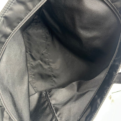 interno Borsa Prada in nylon nero, munita di doppi manici, da portare a mano, di lusso, originale, ottime condizioni.