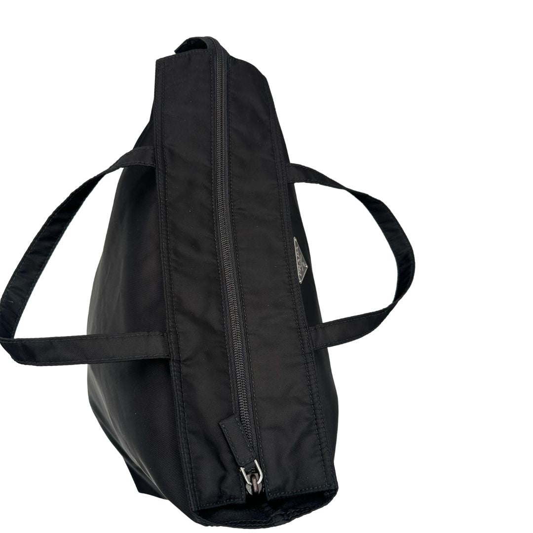 cerniera Borsa Prada in nylon nero, munita di doppi manici, da portare a mano, di lusso, originale, ottime condizioni.