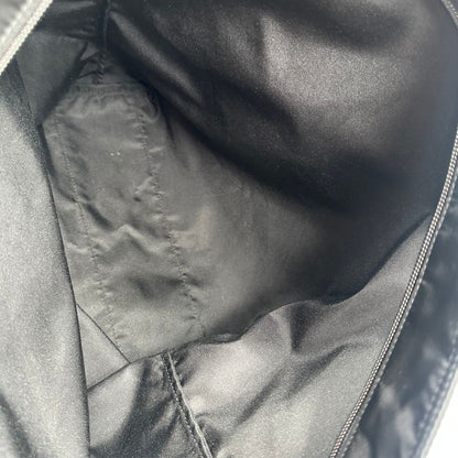 interno Borsa Prada in nylon nero, munita di doppi manici, da portare a mano, di lusso, originale, ottime condizioni.