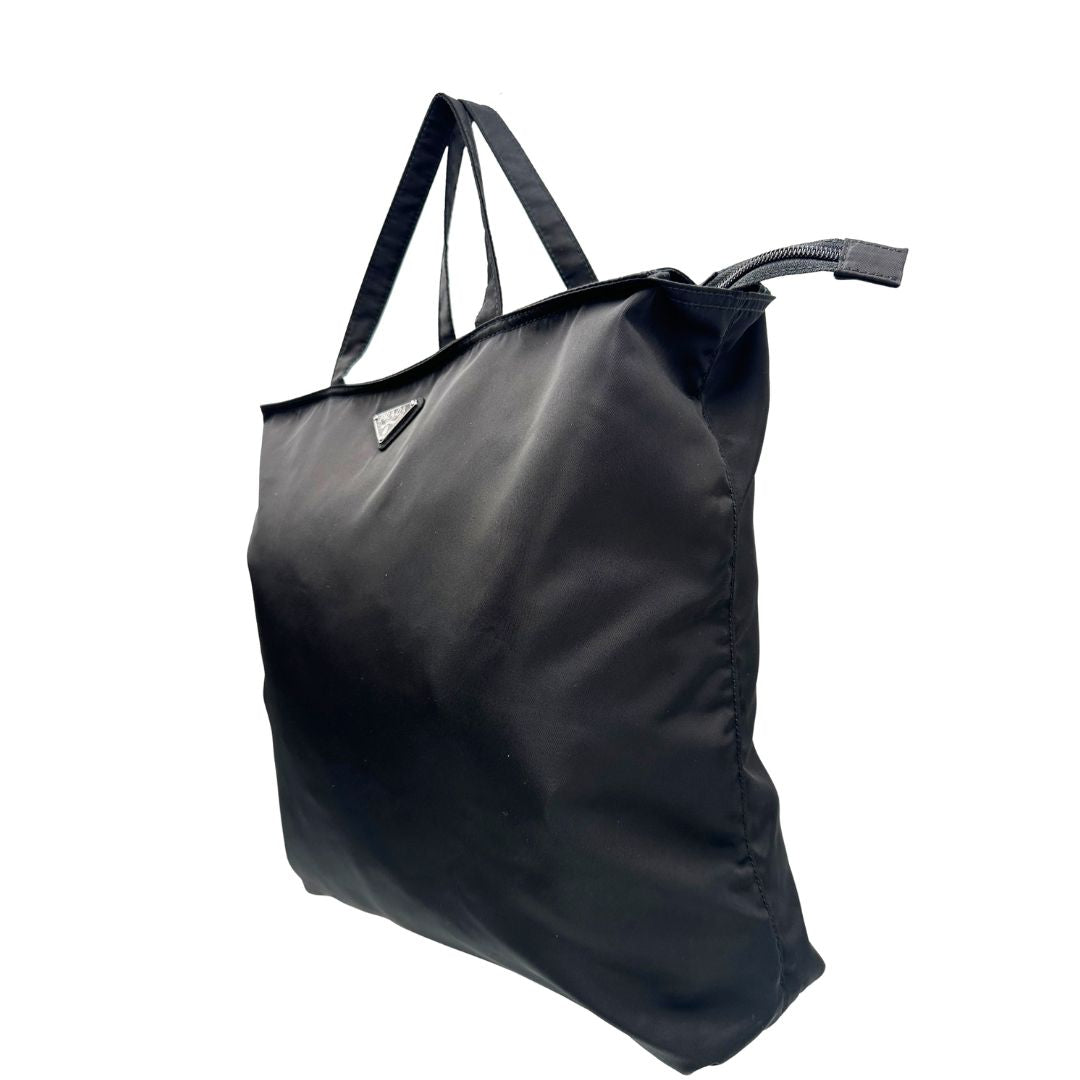 lato Borsa Prada in nylon nero, munita di doppi manici, da portare a mano, di lusso, originale, ottime condizioni. 