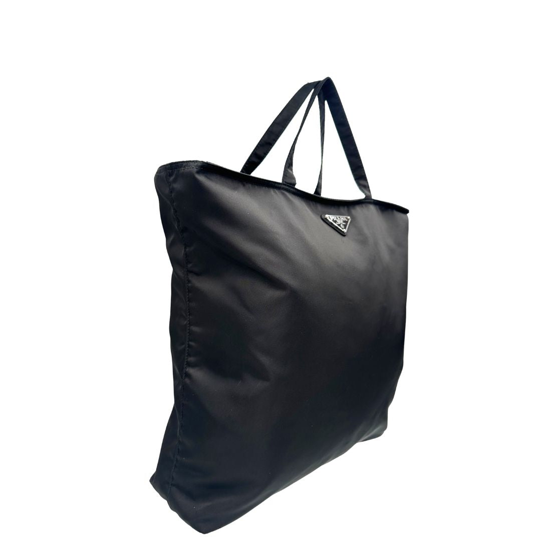 lato Borsa Prada in nylon nero, munita di doppi manici, da portare a mano, di lusso, originale, ottime condizioni. 