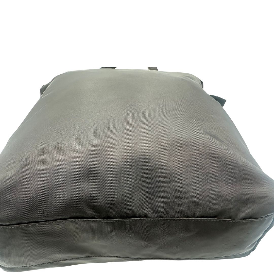 Borsa Prada in nylon nero, munita di doppi manici, da portare a mano, di lusso, originale, ottime condizioni.