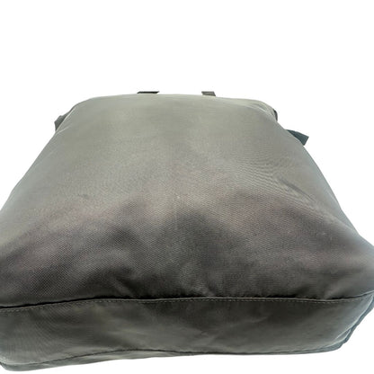 Borsa Prada in nylon nero, munita di doppi manici, da portare a mano, di lusso, originale, ottime condizioni.