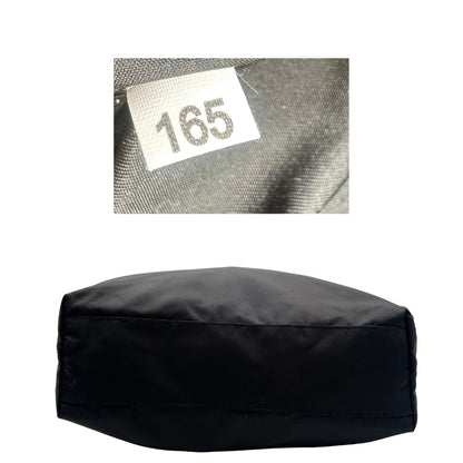 base Borsa Prada in nylon nero, munita di doppi manici, da portare a mano, di lusso, originale, ottime condizioni.