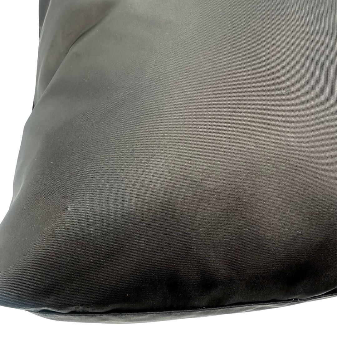 Borsa Prada in nylon nero, munita di doppi manici, da portare a mano, di lusso, originale, ottime condizioni.