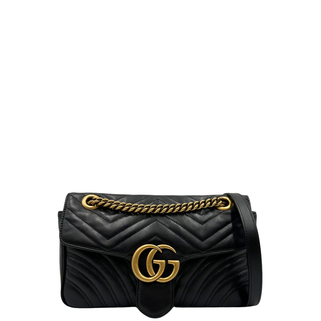 Front, Borsa Gucci Marmont nera in pelle con motivo chevron nella misura media. Indossabile a tracolla oppure a spalla. Originale, usata, di lusso, in ottime condizioni.