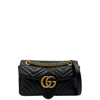 Front, Borsa Gucci Marmont nera in pelle con motivo chevron nella misura media. Indossabile a tracolla oppure a spalla. Originale, usata, di lusso, in ottime condizioni.