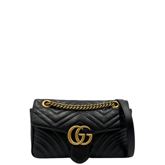 Front, Borsa Gucci Marmont nera in pelle con motivo chevron nella misura media. Indossabile a tracolla oppure a spalla. Originale, usata, di lusso, in ottime condizioni.