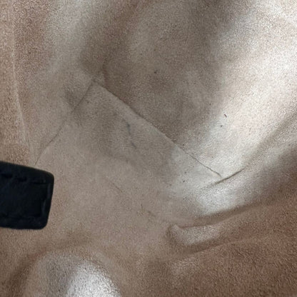 Interno, Borsa Gucci Marmont nera in pelle con motivo chevron nella misura media. Indossabile a tracolla oppure a spalla. Originale, usata, di lusso, in ottime condizioni.