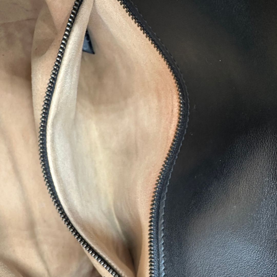 Interno, Borsa Gucci Marmont nera in pelle con motivo chevron nella misura media. Indossabile a tracolla oppure a spalla. Originale, usata, di lusso, in ottime condizioni.