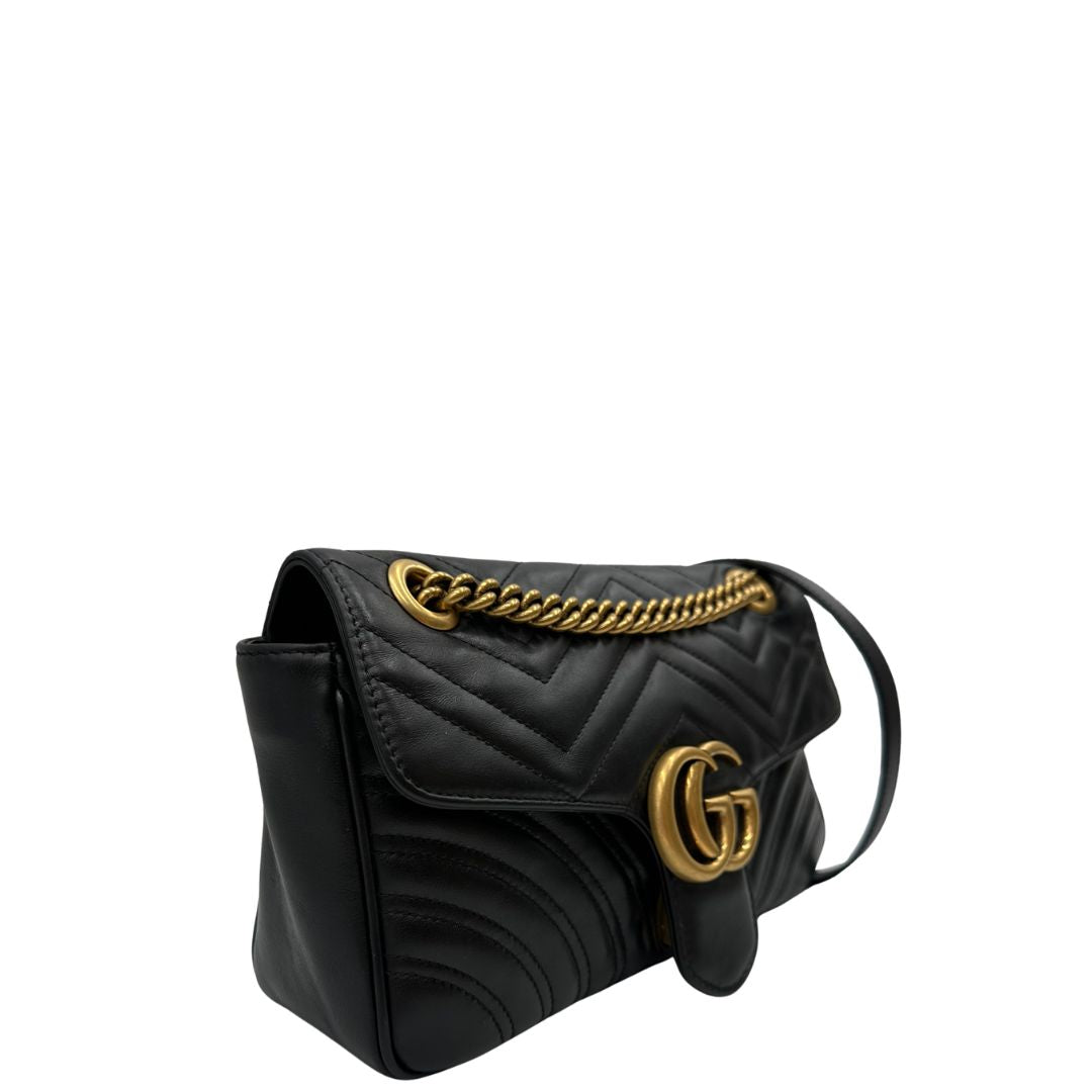 Laterale, Borsa Gucci Marmont nera in pelle con motivo chevron nella misura media. Indossabile a tracolla oppure a spalla. Originale, usata, di lusso, in ottime condizioni.