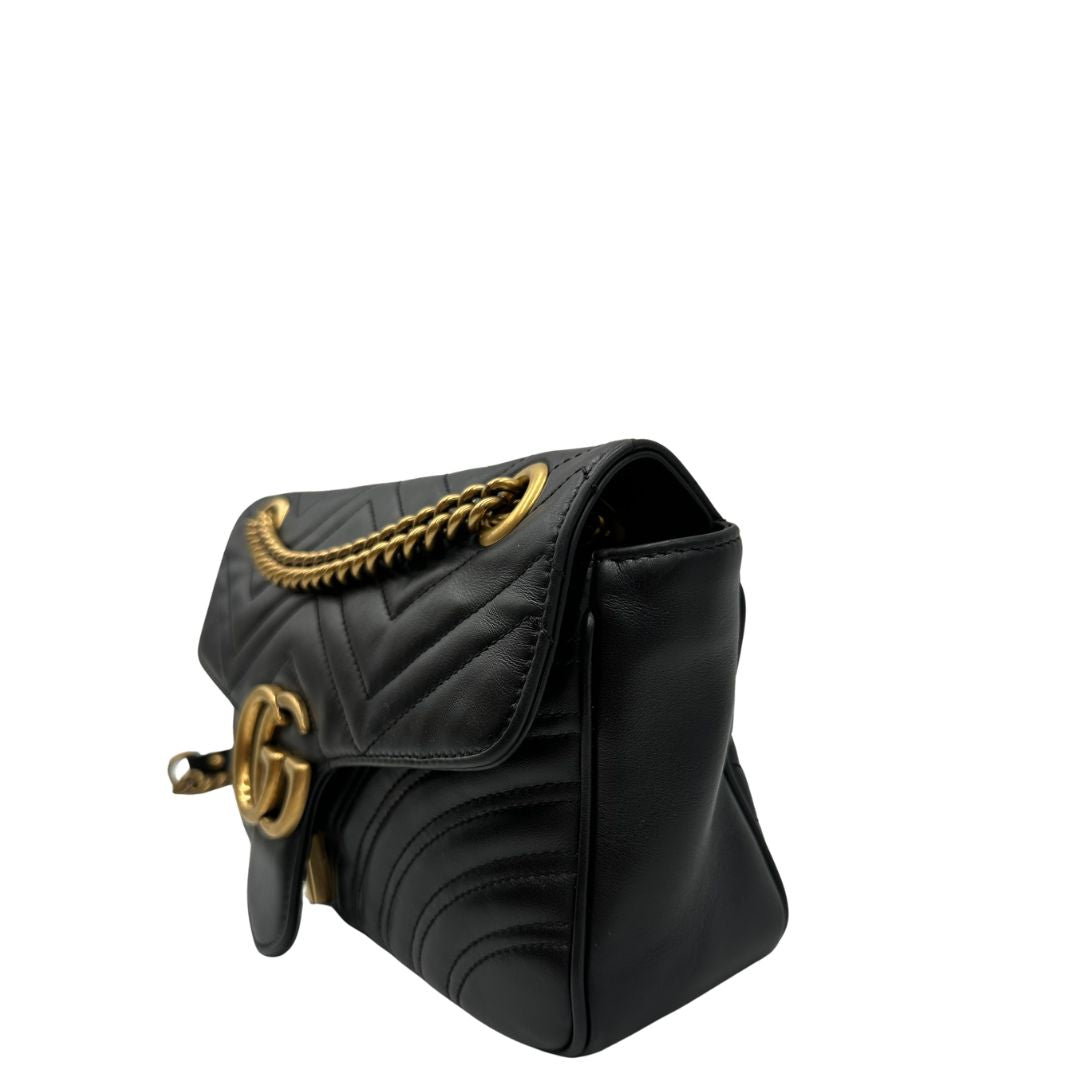 Laterale, Borsa Gucci Marmont nera in pelle con motivo chevron nella misura media. Indossabile a tracolla oppure a spalla. Originale, usata, di lusso, in ottime condizioni.
