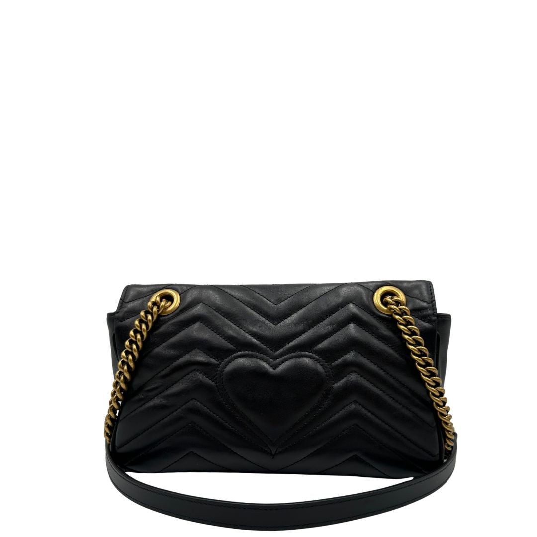 Retro, Borsa Gucci Marmont nera in pelle con motivo chevron nella misura media. Indossabile a tracolla oppure a spalla. Originale, usata, di lusso, in ottime condizioni.