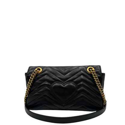 Retro, Borsa Gucci Marmont nera in pelle con motivo chevron nella misura media. Indossabile a tracolla oppure a spalla. Originale, usata, di lusso, in ottime condizioni.