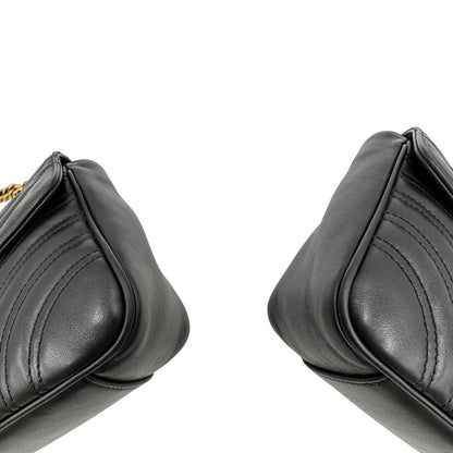 Angoli, Borsa Gucci Marmont nera in pelle con motivo chevron nella misura media. Indossabile a tracolla oppure a spalla. Originale, usata, di lusso, in ottime condizioni.
