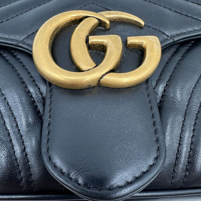 Metalleria, Borsa Gucci Marmont nera in pelle con motivo chevron nella misura media. Indossabile a tracolla oppure a spalla. Originale, usata, di lusso, in ottime condizioni.