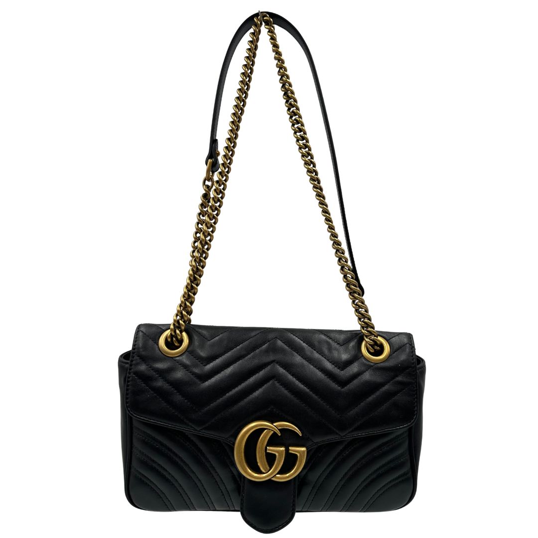Front, Borsa Gucci Marmont nera in pelle con motivo chevron nella misura media. Indossabile a tracolla oppure a spalla. Originale, usata, di lusso, in ottime condizioni.