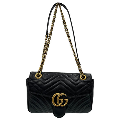 Front, Borsa Gucci Marmont nera in pelle con motivo chevron nella misura media. Indossabile a tracolla oppure a spalla. Originale, usata, di lusso, in ottime condizioni.