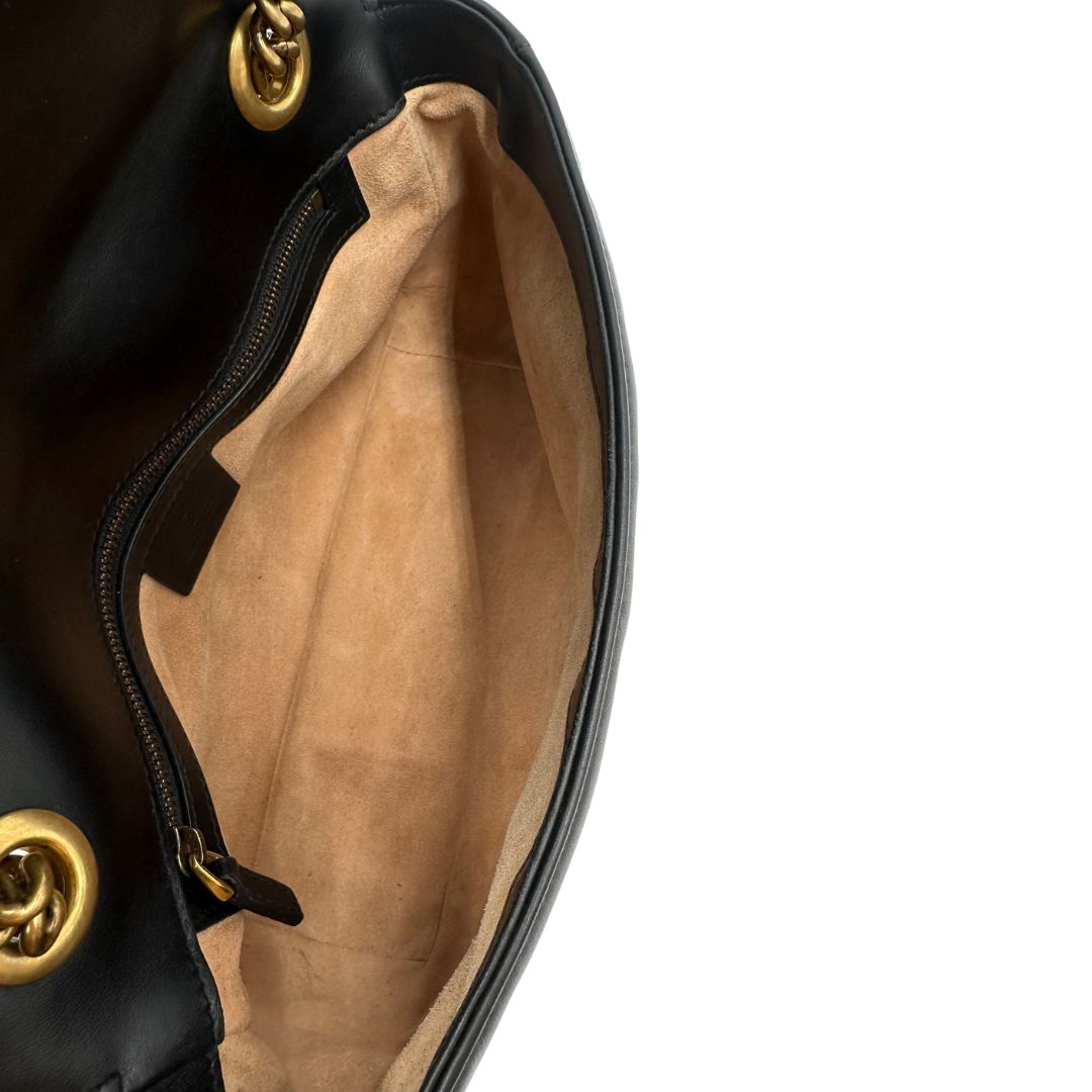 Interno, Borsa Gucci Marmont nera in pelle con motivo chevron nella misura media. Indossabile a tracolla oppure a spalla. Originale, usata, di lusso, in ottime condizioni.