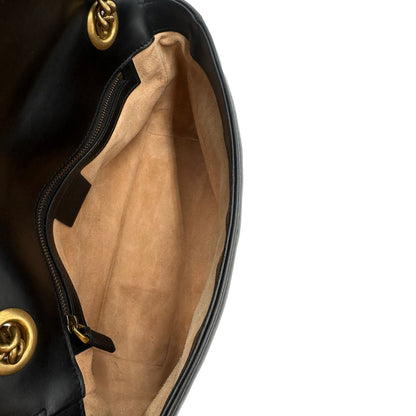 Interno, Borsa Gucci Marmont nera in pelle con motivo chevron nella misura media. Indossabile a tracolla oppure a spalla. Originale, usata, di lusso, in ottime condizioni.