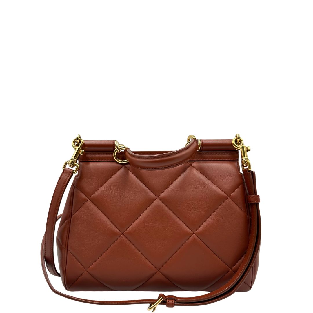 Retro di una borsa D&G in pelle trapuntata color terracotta, e hardware dorato, indossabile a mano oppure a tracolla, usata, originale, second hand, in ottime condizioni.