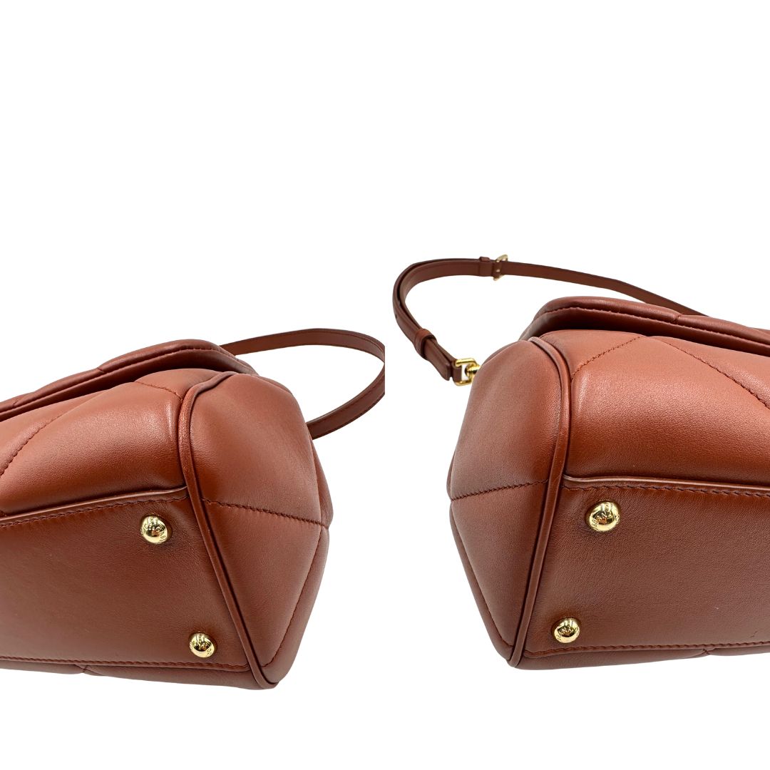 Angoli di una borsa D&G in pelle trapuntata color terracotta, e hardware dorato, indossabile a mano oppure a tracolla, usata, originale, second hand, in ottime condizioni.