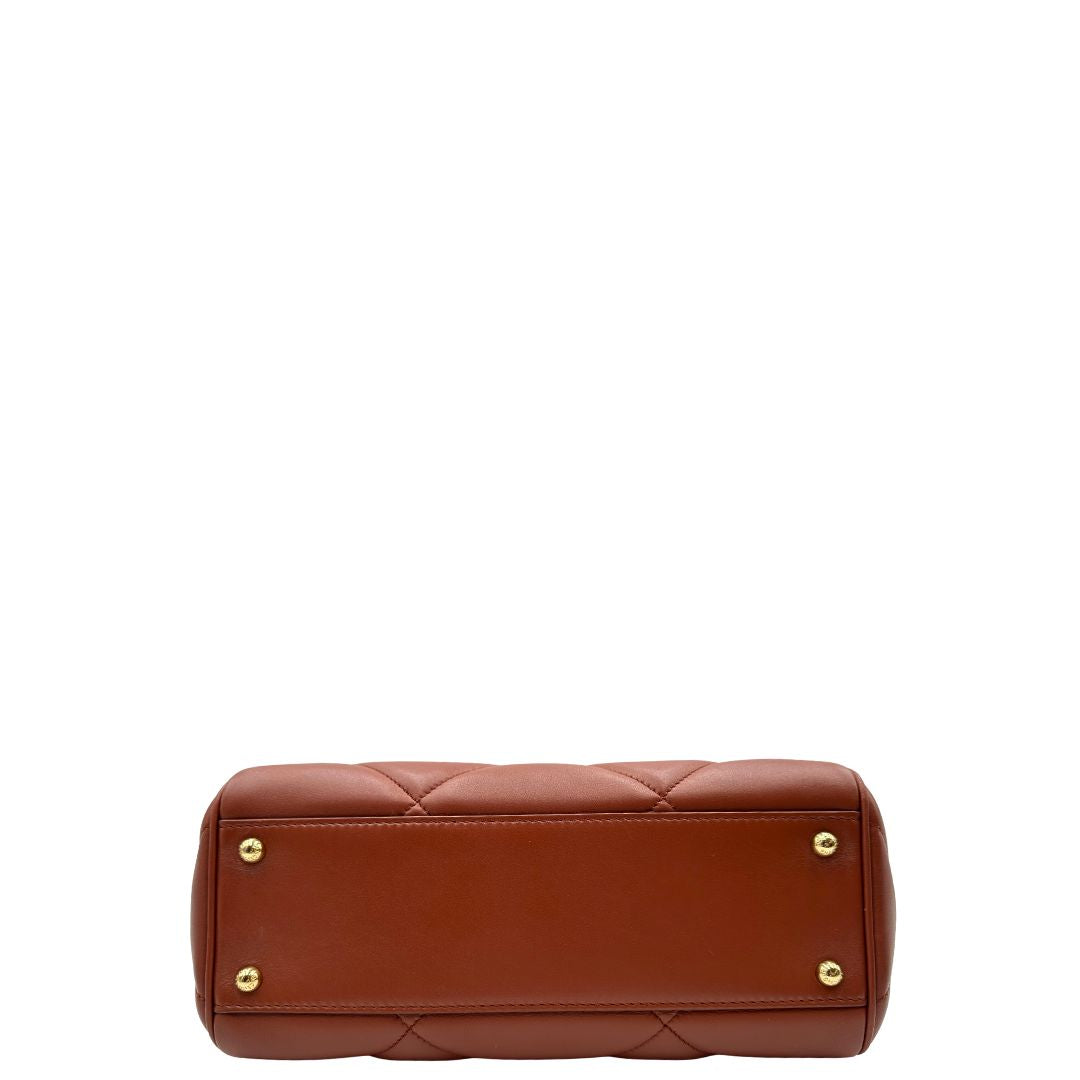 Base di una borsa D&G in pelle trapuntata color terracotta, e hardware dorato, indossabile a mano oppure a tracolla, usata, originale, second hand, in ottime condizioni.