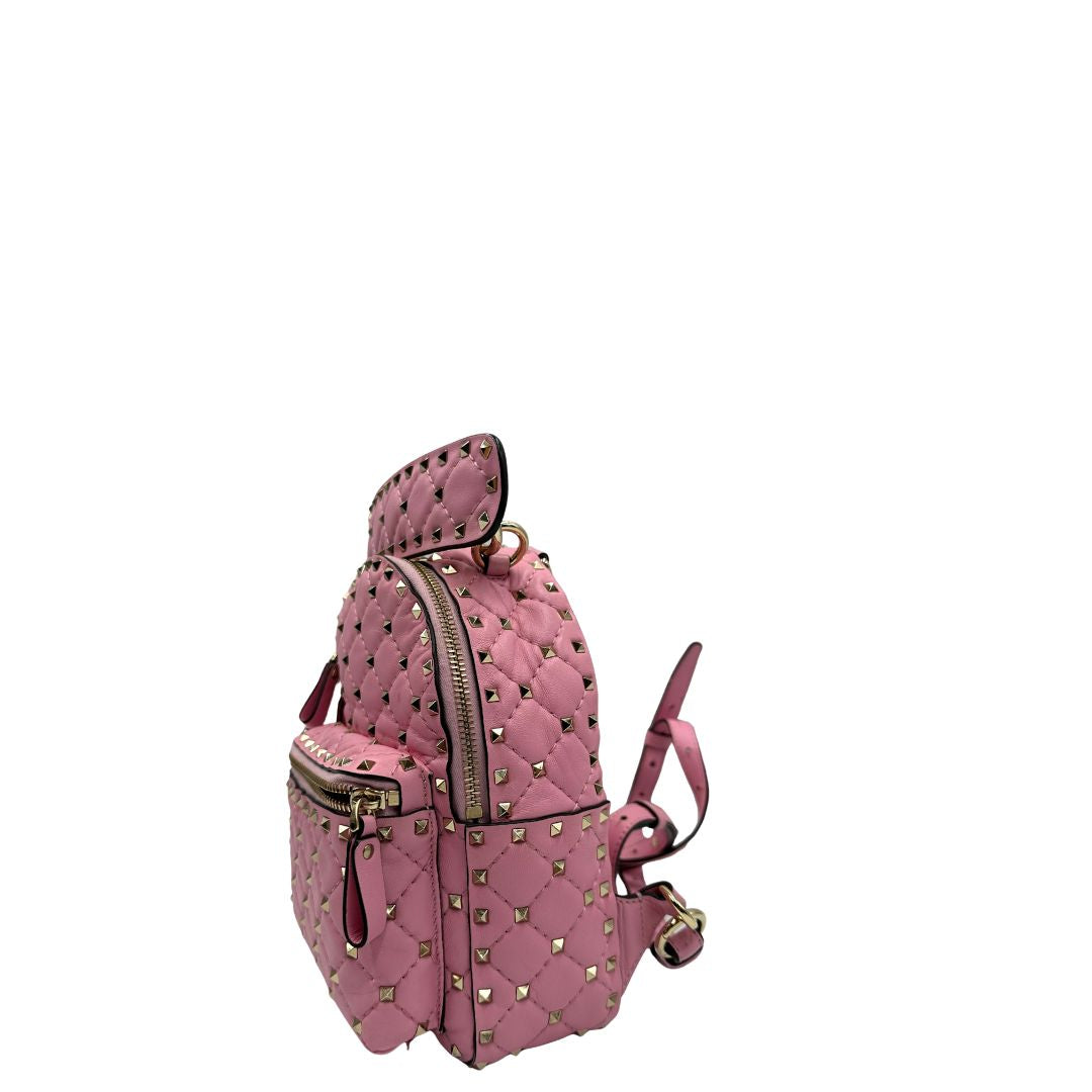 lato Zaino V. G. in pelle rosa impreziosito da borchie piramidali su tutta la superficie, di lusso, originale, ottime condizioni, usato. 