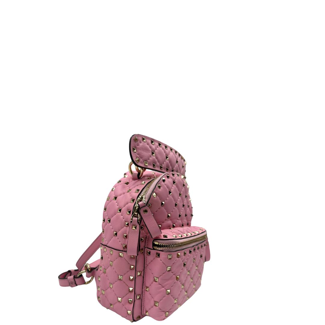 lato Zaino V. G. in pelle rosa impreziosito da borchie piramidali su tutta la superficie, di lusso, originale, ottime condizioni, usato. 