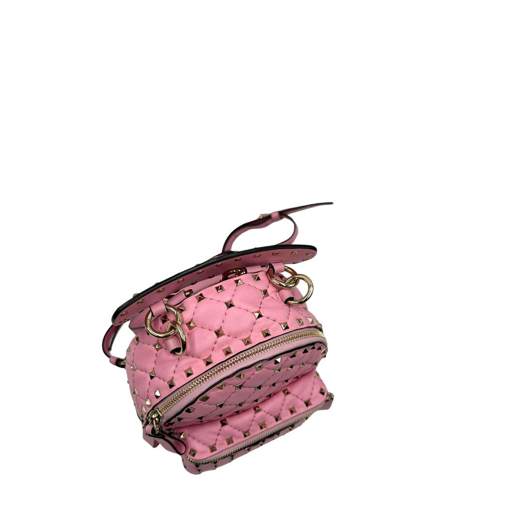 manico Zaino V. G. in pelle rosa impreziosito da borchie piramidali su tutta la superficie, di lusso, originale, ottime condizioni, usato. 