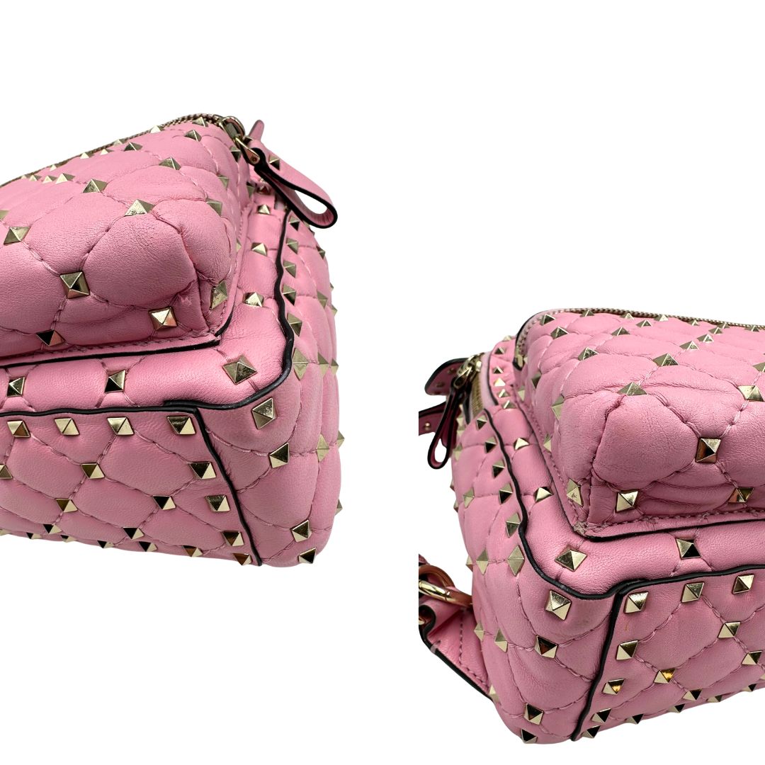 angoli  Zaino V. G. in pelle rosa impreziosito da borchie piramidali su tutta la superficie, di lusso, originale, ottime condizioni, usato.