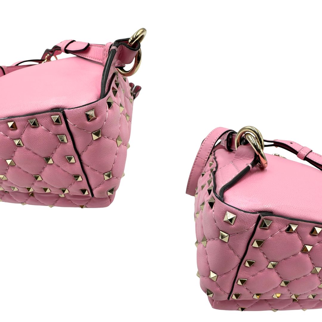 angoli Zaino V. G. in pelle rosa impreziosito da borchie piramidali su tutta la superficie, di lusso, originale, ottime condizioni, usato. 