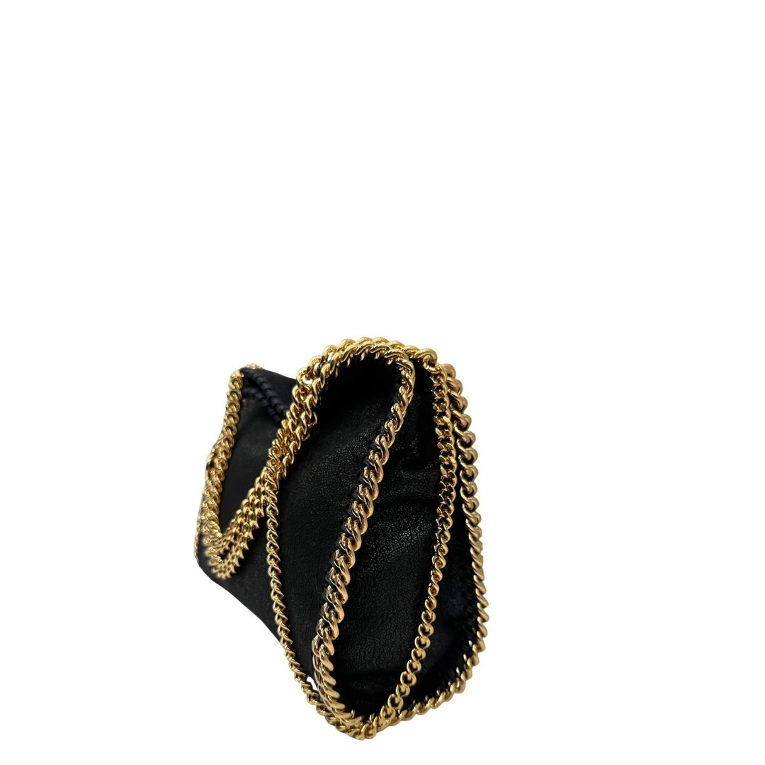 lato Borsa Falabella nera con hardware dorato, nella versione mini, di lusso, originale, ottime condizioni, usata. 