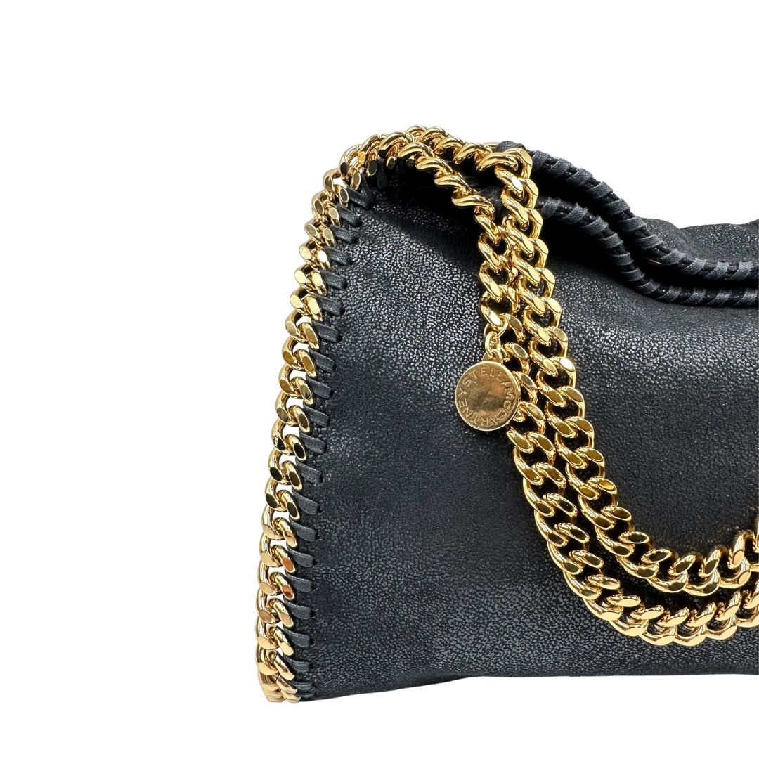 lato Borsa Falabella nera con hardware dorato, nella versione mini, di lusso, originale, ottime condizioni, usata. 