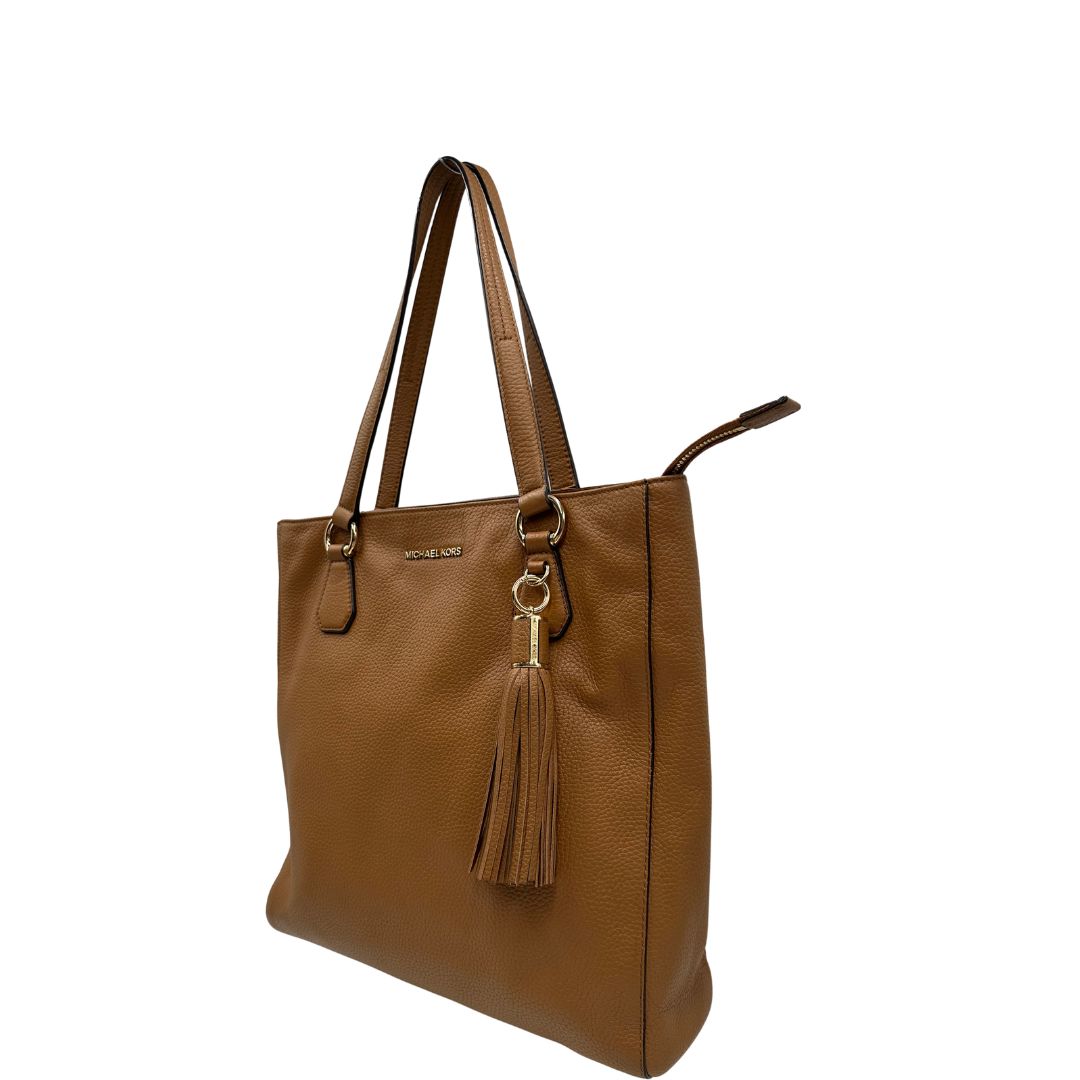 lato borsa MK in pelle martellata color cammello, di lusso, originale, ottime condizioni, usata. 