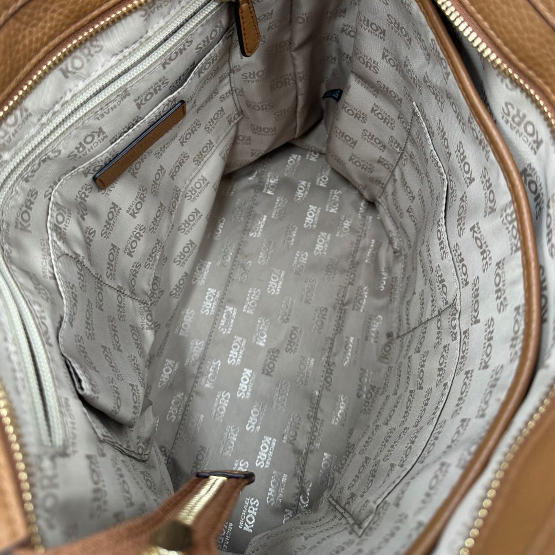 interno borsa MK in pelle martellata color cammello, di lusso, originale, ottime condizioni, usata.
