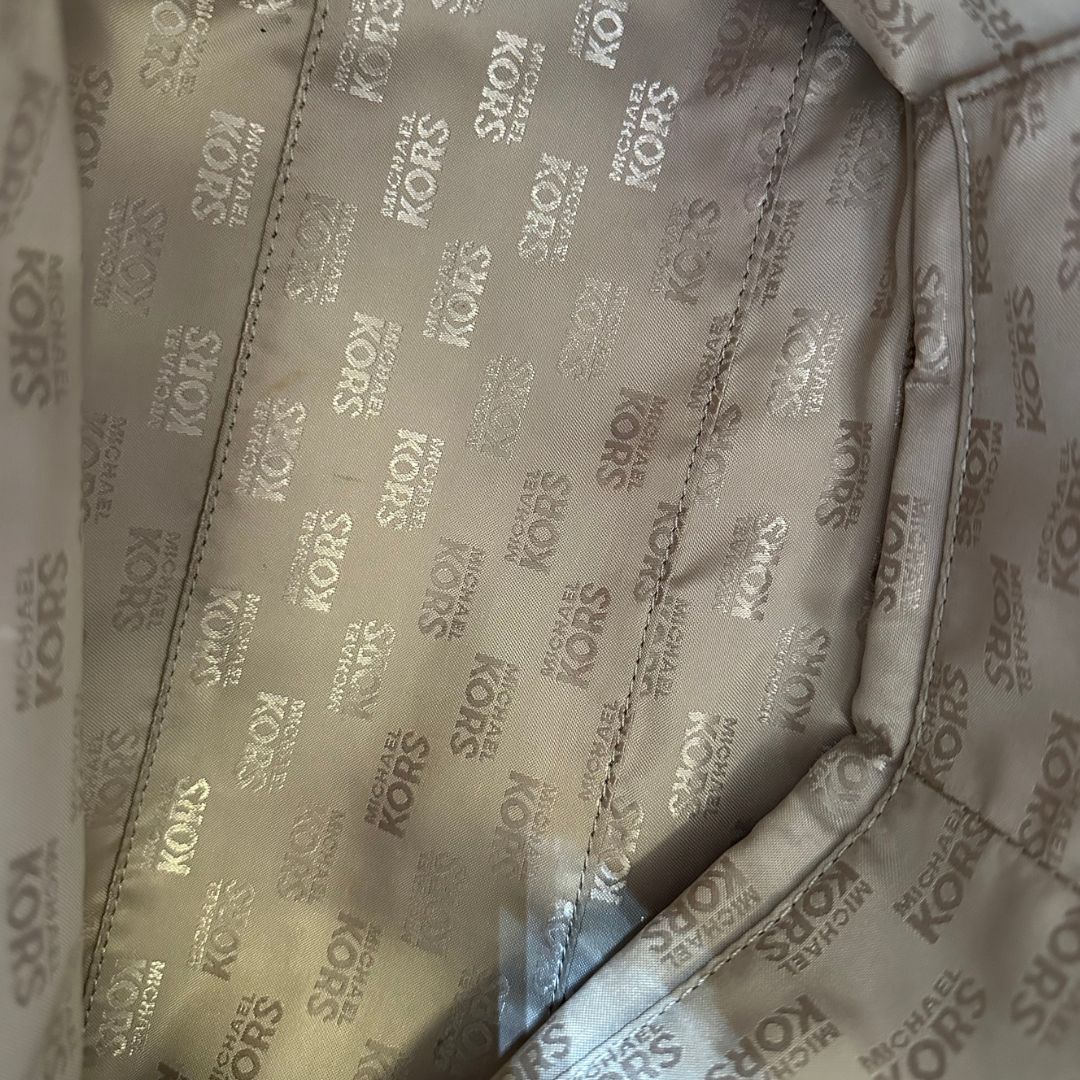 interno borsa MK in pelle martellata color cammello, di lusso, originale, ottime condizioni, usata.