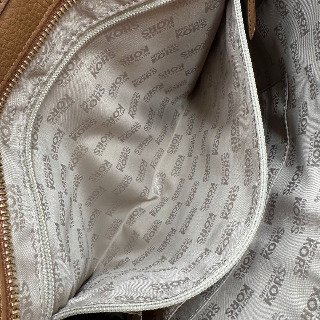 interno borsa MK in pelle martellata color cammello, di lusso, originale, ottime condizioni, usata.