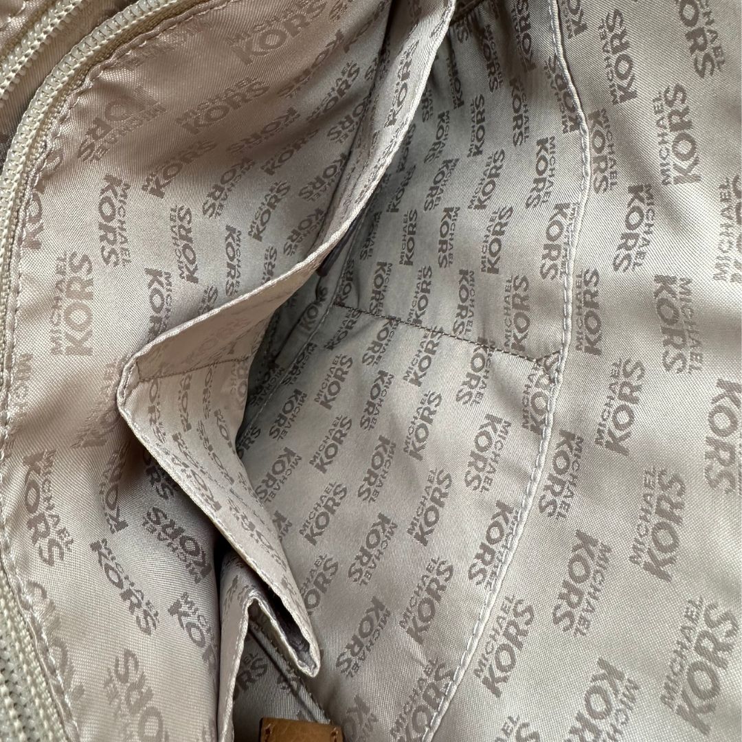interno borsa MK in pelle martellata color cammello, di lusso, originale, ottime condizioni, usata.