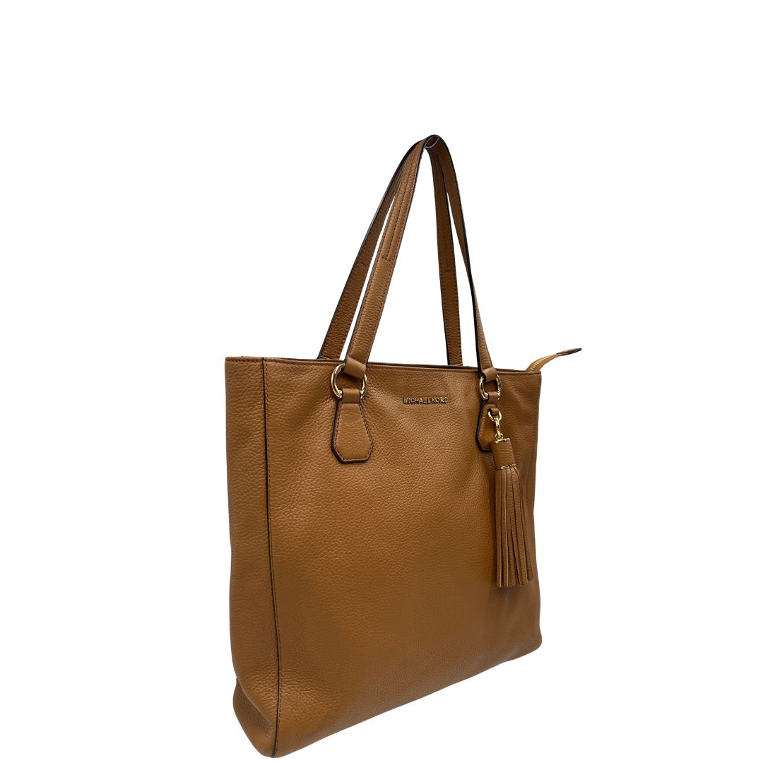 lato borsa MK in pelle martellata color cammello, di lusso, originale, ottime condizioni, usata. 