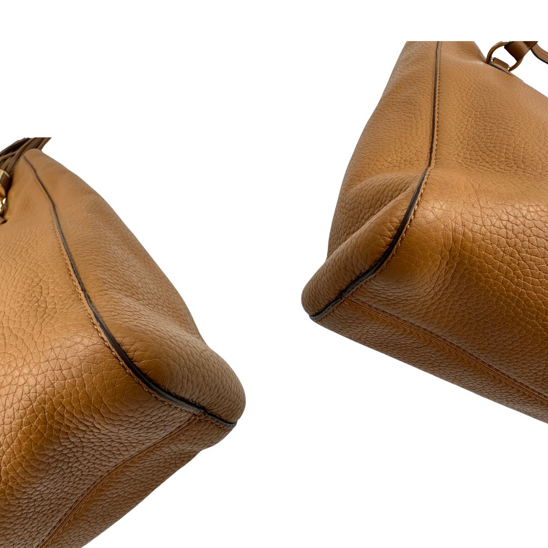 angoli borsa MK in pelle martellata color cammello, di lusso, originale, ottime condizioni, usata. 