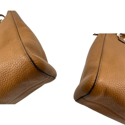 angoli borsa MK in pelle martellata color cammello, di lusso, originale, ottime condizioni, usata. 