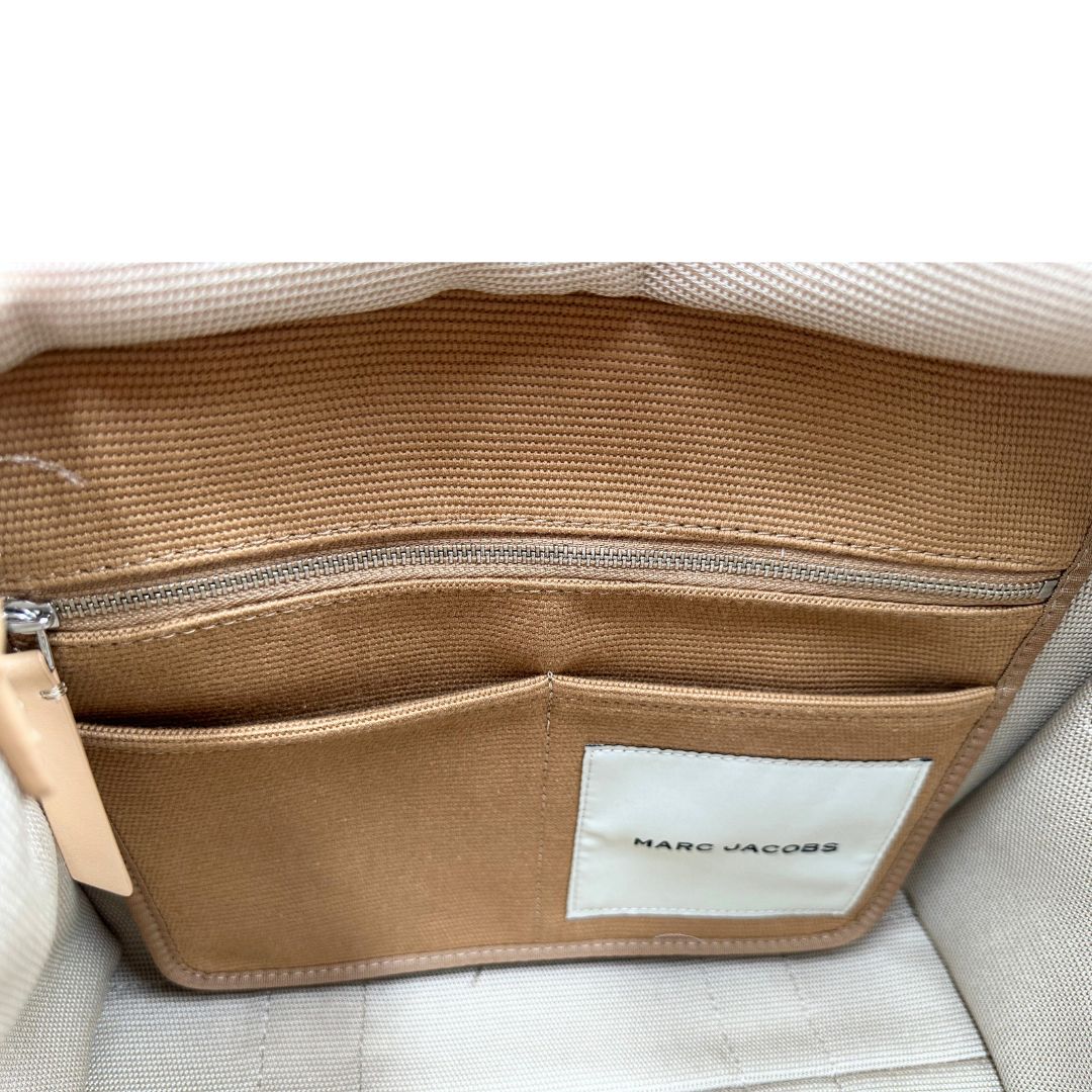 Interno, Borsa The Tote Bag Marc Jacobs in tessuto Jacquard con tracolla regolabile e amovibile in tessuto bianco con parti metalliche argentate. Originale, usata, di lusso in condizioni eccellenti.