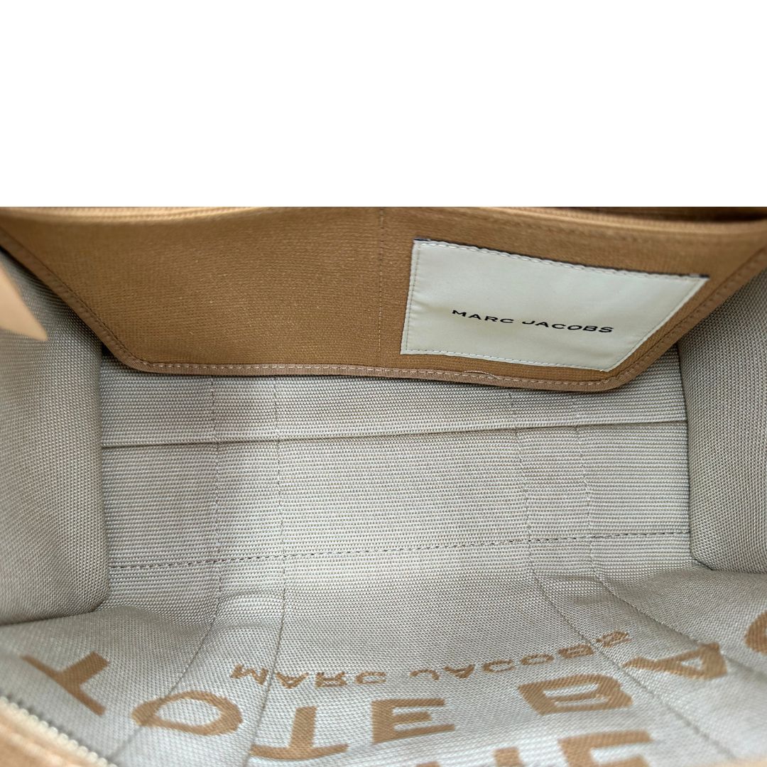 Interno, Borsa The Tote Bag Marc Jacobs in tessuto Jacquard con tracolla regolabile e amovibile in tessuto bianco con parti metalliche argentate. Originale, usata, di lusso in condizioni eccellenti.