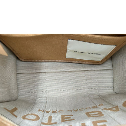 Interno, Borsa The Tote Bag Marc Jacobs in tessuto Jacquard con tracolla regolabile e amovibile in tessuto bianco con parti metalliche argentate. Originale, usata, di lusso in condizioni eccellenti.