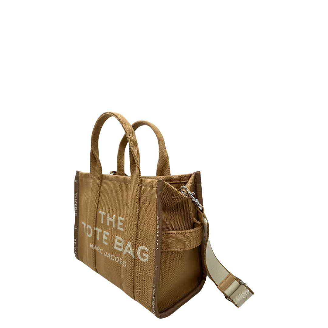 Laterale, Borsa The Tote Bag Marc Jacobs in tessuto Jacquard con tracolla regolabile e amovibile in tessuto bianco con parti metalliche argentate. Originale, usata, di lusso in condizioni eccellenti.
